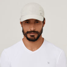 Laad de afbeelding in de Gallery-viewer, Model Front: Uv Line Caps Cap Uv Pro Masc Sand Upf50+
