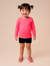 Laad de afbeelding in de Gallery-viewer, Model Front: Uv Line Rash Guard Longsleeve Baby Pink Fluor Upf50+
