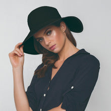 Laad de afbeelding in de Gallery-viewer, Model Front: Uv Line Floppy Hat Hat Santorini Imp Fem Black Upf50+
