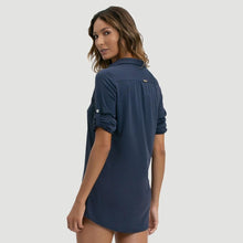 Laad de afbeelding in de Gallery-viewer, Model Back: Uv Line Maxi Dresses Shirtdress Copenhagen Fem Navy Blue Upf50+
