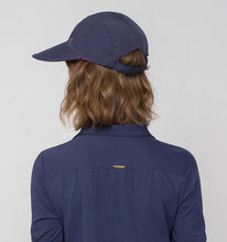 Laad de afbeelding in de Gallery-viewer, Model Back: Uv Line Caps Visor Capri Colors Nac Fem Navy Blue Rose Upf50+
