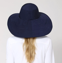 Laad de afbeelding in de Gallery-viewer, Model Back: Uv Line Floppy Hat Beverly Hills Marinho Upf50+
