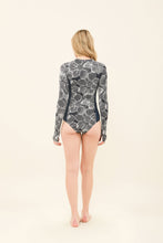 Laad de afbeelding in de Gallery-viewer, Model Back: Uv Line One-Piece Swimsuit Macae Dahlia Navy Blue Upf50+
