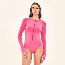 Laad de afbeelding in de Gallery-viewer, Model Front: Uv Line One-Piece Swimsuit Macae Bubble Gum Upf50+
