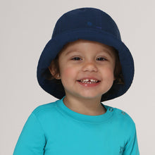 Laad de afbeelding in de Gallery-viewer, Model Front: Uv Line Bucket Hat Hat Napoli Basic Kids Nac Inf Navy Blue Upf50+
