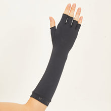 Laad de afbeelding in de Gallery-viewer, Model Back: Uv Line Glove Long Gloves Uni Black Upf50+
