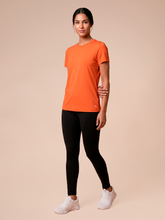 Laad de afbeelding in de Gallery-viewer, Model Front: Uv Line Beach Top T-Shirt Uvpro Fem Pitanga Upf50+
