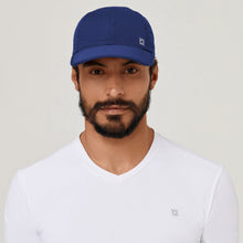 Laad de afbeelding in de Gallery-viewer, Model Front: Uv Line Caps Cap Uv Pro Masc Navy Blue Upf50+
