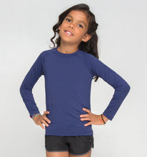 Laad de afbeelding in de Gallery-viewer, Model Front: Uv Line Rash Guard Longsleeve Uvpro Kids Marinho
