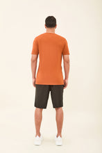 Laad de afbeelding in de Gallery-viewer, Model Back: Uv Line T-Shirt For Men T-Shirt Sport Fit Caramelo Upf50+
