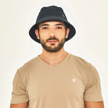 Laad de afbeelding in de Gallery-viewer, Model Front: Uv Line Bucket Hat Hat Toronto Colors Masc Black Upf50+

