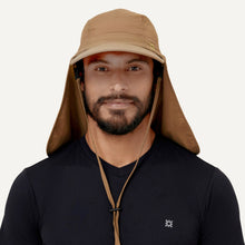 Laad de afbeelding in de Gallery-viewer, Model Front: Uv Line Flap Hat Cap Leg Atacama 2021 Masc Kaki Upf50+

