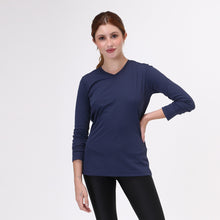 Laad de afbeelding in de Gallery-viewer, Model Front: Uv Line Fitness Top Sport Fit Fem Ml Marinho Upf50+
