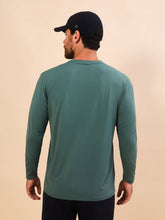 Laad de afbeelding in de Gallery-viewer, Model Back: Uv Line Rash Guard Longsleeve New Fit Textura Masc Verde Jade Upf50+
