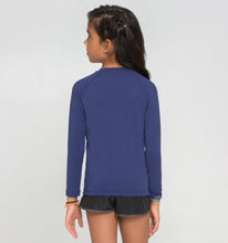 Laad de afbeelding in de Gallery-viewer, Model Back: Uv Line Rash Guard Longsleeve Uvpro Kids Navy Blue Upf50+
