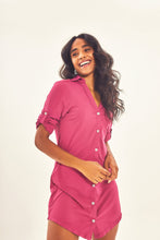 Laad de afbeelding in de Gallery-viewer, Image 04: Uv Line Shirtdress Shirtdress Copenhagen Fem Fucsia Upf50+

