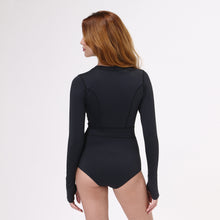 Laad de afbeelding in de Gallery-viewer, Model Back: Uv Line One-Piece Swimsuit Macae Color V22 Ml Fem Black Upf50+

