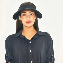Laad de afbeelding in de Gallery-viewer, Model Front: Uv Line Visor Grecia Black Fit Upf50+
