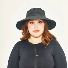 Laad de afbeelding in de Gallery-viewer, Model Front: Uv Line Floppy Hat Hat Lyon Nac L Fem Black Upf50+

