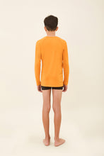 Laad de afbeelding in de Gallery-viewer, Model Back: Uv Line Rash Guard Longsleeve Uvpro Kids Orange Upf50+
