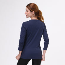 Laad de afbeelding in de Gallery-viewer, Model Back: Uv Line Fitness Top Sport Fit Fem Ml Marinho Upf50+
