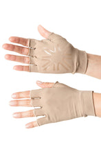 Laad de afbeelding in de Gallery-viewer, Model Front: Uv Line Glove Short Gloves Uni Chocolate Upf50+
