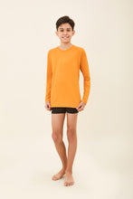 Laad de afbeelding in de Gallery-viewer, Model Front: Uv Line Rash Guard Kids Longsleeve Uvpro Laranja
