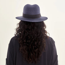 Laad de afbeelding in de Gallery-viewer, Model Back: Uv Line Panama Hat Hat Shanghai Imp Uni Navy Blue Upf50+
