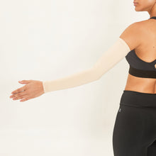 Laad de afbeelding in de Gallery-viewer, Model Back: Uv Line Glove Long Sleeve Uni Beige Upf50+
