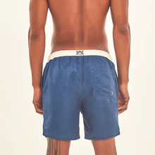 Laad de afbeelding in de Gallery-viewer, Model Back: Uv Line Short For Men / Bermuda Shorts Boxer Aco Off White Upf50+
