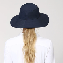 Laad de afbeelding in de Gallery-viewer, Model Back: Uv Line Floppy Hat Hat Lyon Nac L Fem Navy Blue Upf50+
