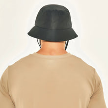 Laad de afbeelding in de Gallery-viewer, Model Back: Uv Line Bucket Hat Bucket Colors Preto Upf50+
