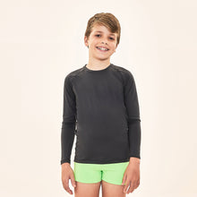 Laad de afbeelding in de Gallery-viewer, Model Front: Uv Line Rash Guard Acqua Qr Code Preto Upf50+

