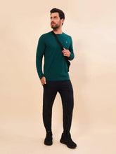 Laad de afbeelding in de Gallery-viewer, Model Front: Uv Line Rash Guard Longsleeve Masc New Fit Petroleo Upf50+
