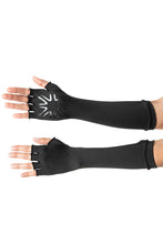 Laad de afbeelding in de Gallery-viewer, Model Front: Uv Line Glove Long Gloves Uni Black Upf50+
