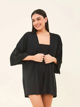 Laad de afbeelding in de Gallery-viewer, Model Front: Uv Line Kaftans / Cover Ups Kimono Color Black Upf50+
