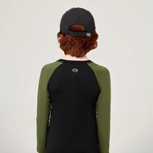 Laad de afbeelding in de Gallery-viewer, Model Back: Uv Line Caps Cap Teens Colors Inf Black Upf50+
