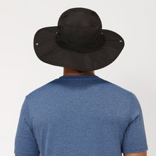 Laad de afbeelding in de Gallery-viewer, Model Back: Uv Line Floppy Hat Safari Preto Upf50+

