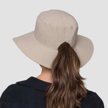Laad de afbeelding in de Gallery-viewer, Model Back: Uv Line Bucket Hat Hat California Nac Fem Sand Upf50+
