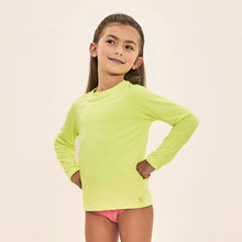 Laad de afbeelding in de Gallery-viewer, Model Front: Uv Line Rash Guard Acqua Qr Code Amarelo Fluor Upf50+
