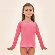 Laad de afbeelding in de Gallery-viewer, Model Front: Uv Line Rash Guard Acqua Qr Code Chiclete Fluor Upf50+

