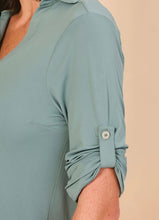 Laad de afbeelding in de Gallery-viewer, Image 04: Uv Line Shirtdress Shirtdress Copenhagen Water Green Upf50+
