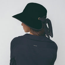 Laad de afbeelding in de Gallery-viewer, Model Back: Uv Line Floppy Hat Hat Santorini Imp Fem Black Upf50+
