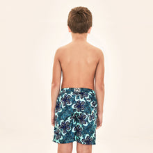 Laad de afbeelding in de Gallery-viewer, Model Back: Uv Line Boy's Swimwear Shorts Aqua Hibiscus Kids Upf50+
