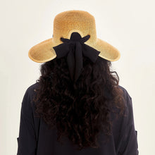 Laad de afbeelding in de Gallery-viewer, Model Back: Uv Line Floppy Hat Hat Santorini Imp Fem Wheat Upf50+
