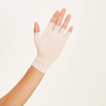 Laad de afbeelding in de Gallery-viewer, Model Back: Uv Line Glove Short Gloves Anti-Aging Uni Nude Upf50+
