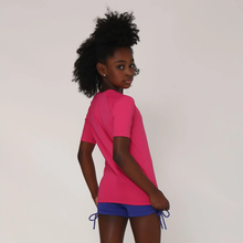 Laad de afbeelding in de Gallery-viewer, Model Back: Uv Line Rash Guard Camiseta Kids Uvpro Mc Pink Upf50+
