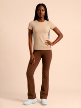 Laad de afbeelding in de Gallery-viewer, Model Front: Uv Line Rash Guard T-Shirt Fem New Fit Fem Sand Upf50+
