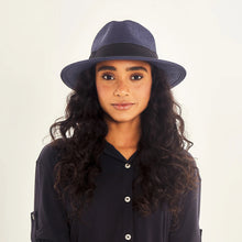 Laad de afbeelding in de Gallery-viewer, Model Front: Uv Line Panama Hat Hat Shanghai Imp Uni Navy Blue Upf50+
