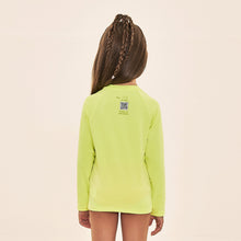 Laad de afbeelding in de Gallery-viewer, Model Back: Uv Line Rash Guard Acqua Qr Code Amarelo Fluor Upf50+
